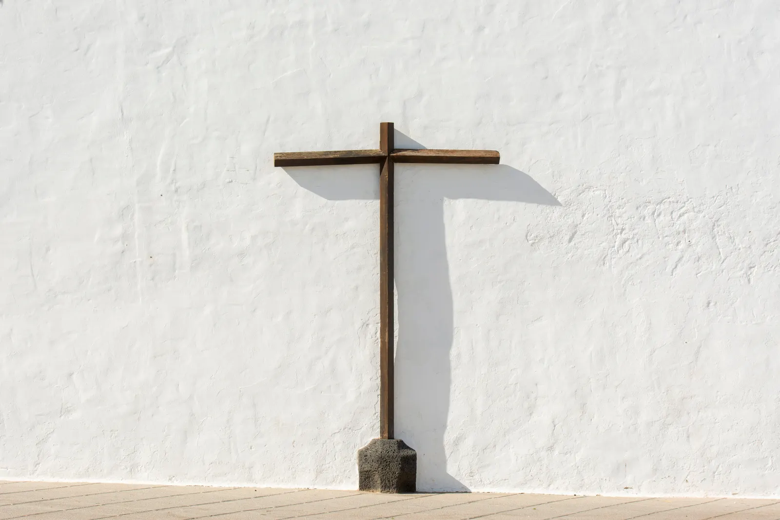 Cruz de madera con base